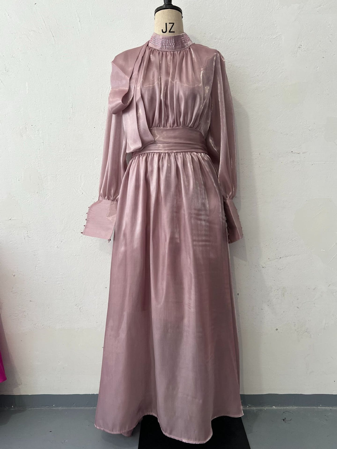 Damen Elegantes Chiffon-Maxikleid mit tailliertem Wickelbund, Stehkragen und langen Puffärmeln Echo Archiv