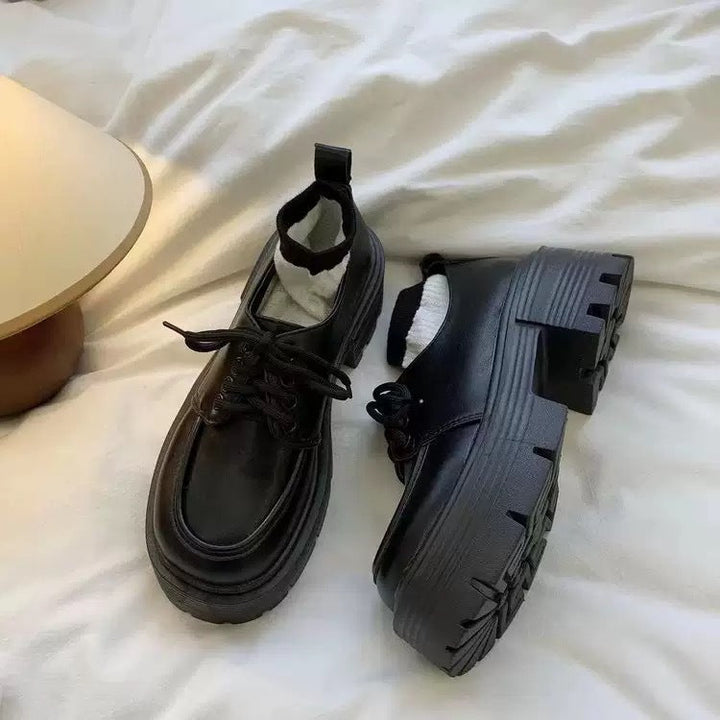 Damen Plateau-Sneaker mit eleganter Lackleder-Optik und kuscheligem Strickkragen Echo Archiv
