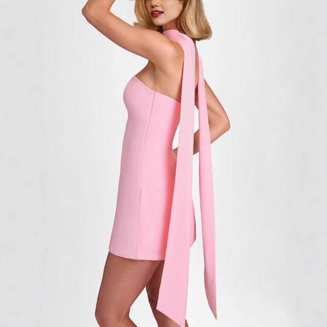 Damen Minikleid mit figurformendem Schnitt und schickem Halsschmuck Echo Archiv