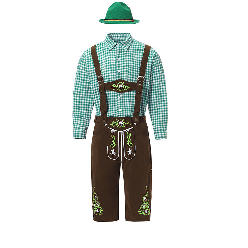 Herren nan traditionelle Trachtenlederhose mit bestickten Hosenträgern, kariertem Trachtenhemd und Filzhut Echo Archiv