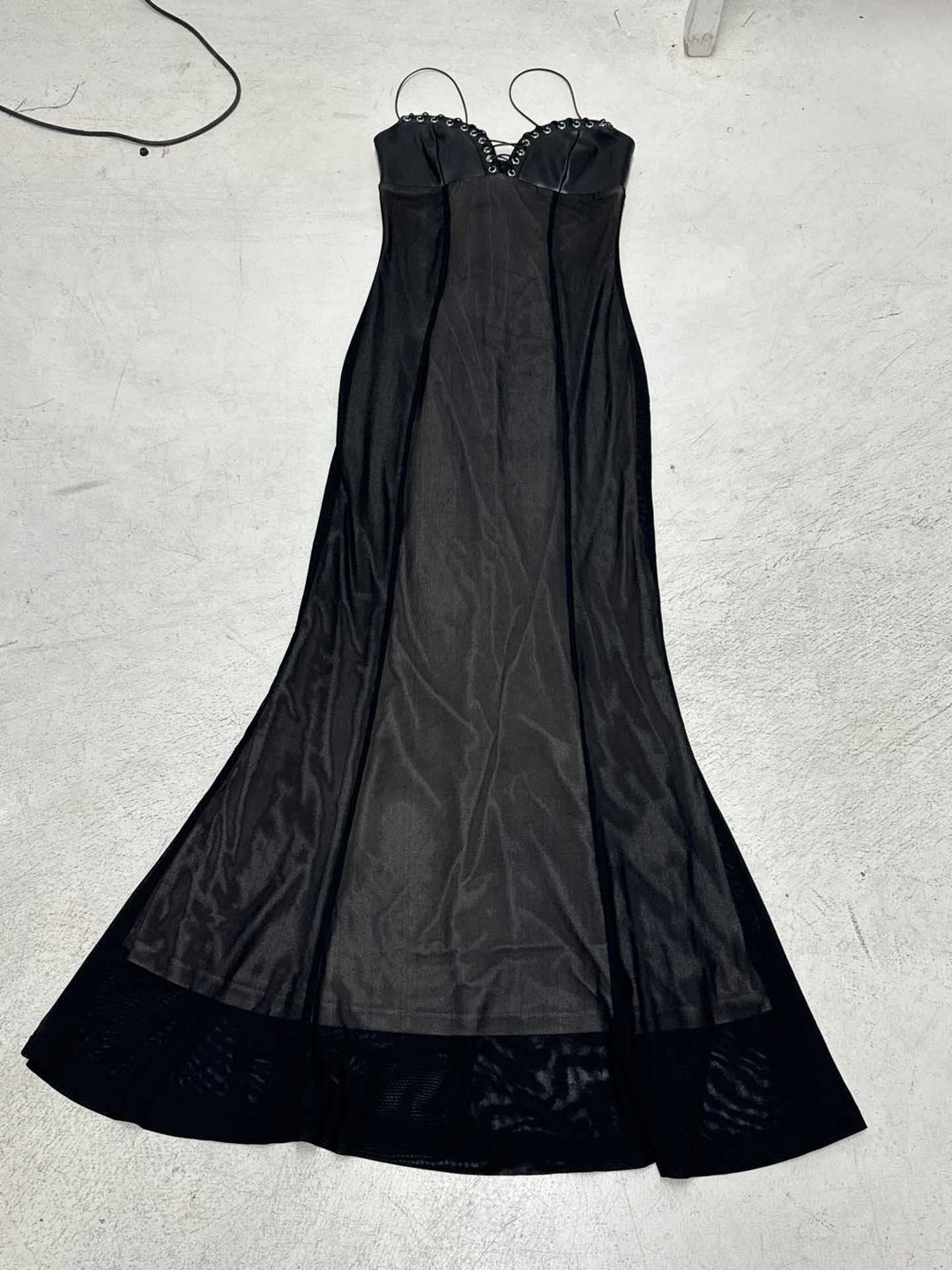 Damen Maxi-Kleid mit verführerischen Spitzeneinsätzen und Rüschendetails Echo Archiv