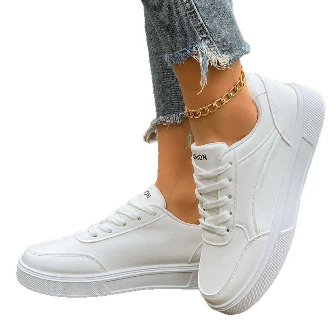 Damen Plateau-Sneaker mit goldener Zierkante und gepolstertem Komfortfußbett – Névara