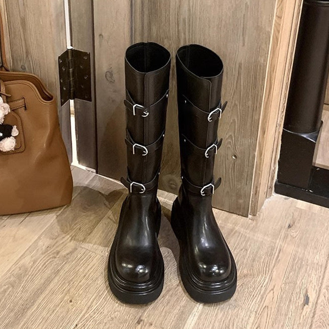 Damen kniehohe Plateau‑Bikerstiefel mit markanter Lug‑Sohle und drei Ziergürteln Echo Archiv