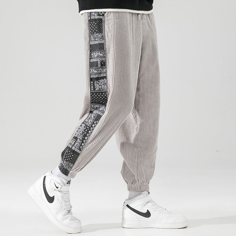 Herren nan Cord-Jogger mit Bandana-Seiteneinsatz, elastischem Bund, schmal zulaufender Knöcheln und geripptem Strukturstoff Echo Archiv
