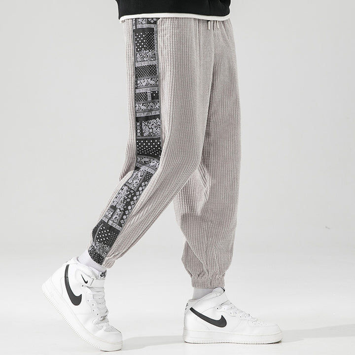 Herren nan Cord-Jogger mit Bandana-Seiteneinsatz, elastischem Bund, schmal zulaufender Knöcheln und geripptem Strukturstoff Echo Archiv
