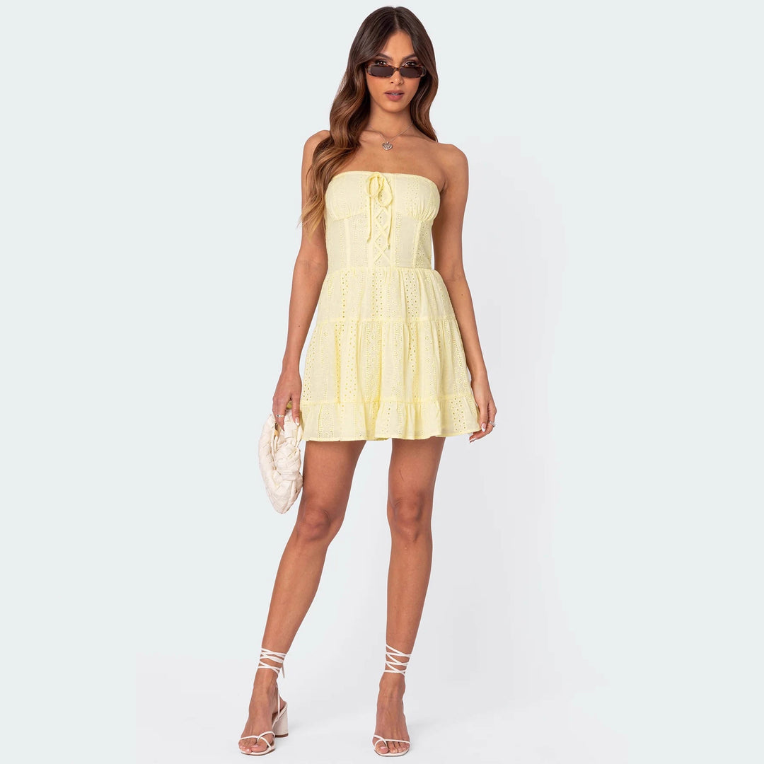 Damen Trägerloses Sommerkleid mit eleganten Lochmustern und Rüschen Echo Archiv