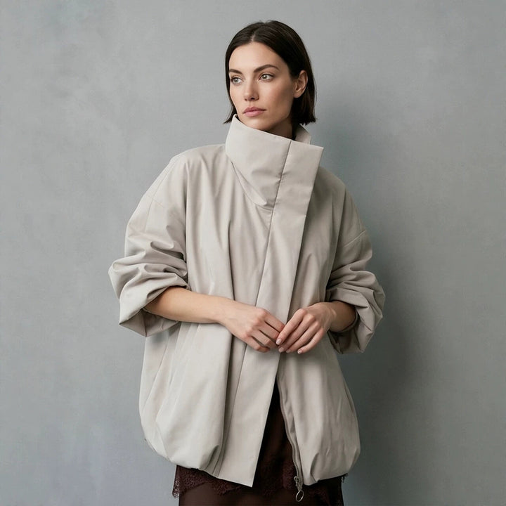 Damen Boxy-Kurzsteppjacke mit hohem asymmetrischem Stehkragen Echoarchiv