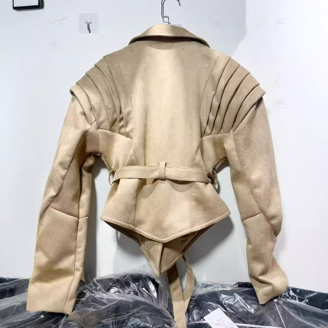 Damen taillierter Veloursleder-Blazer mit plissierten Schulterdetails und Bindegürtel – Valéne