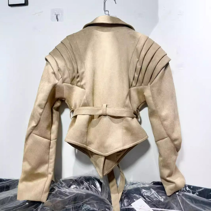 Damen taillierter Veloursleder-Blazer mit plissierten Schulterdetails und Bindegürtel – Valéne