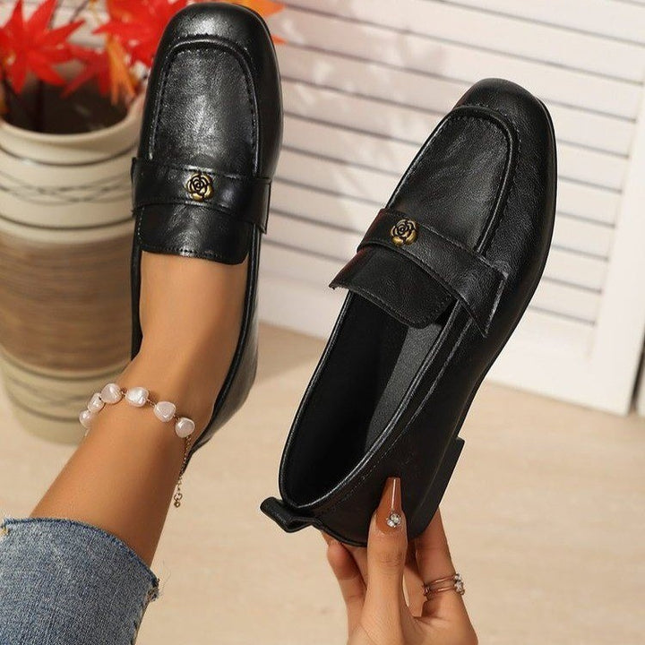 Damen elegante Loafer mit dezenter Rosen-Metallapplikation und gepolsterter Komfortinnensohle – Lioré