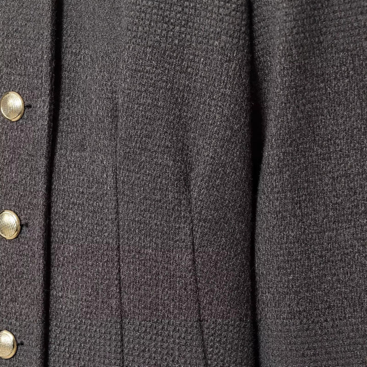 Damen Kurzes Bouclé-Blazerjäckchen mit Rundhalsausschnitt und Goldknöpfen Echoarchiv