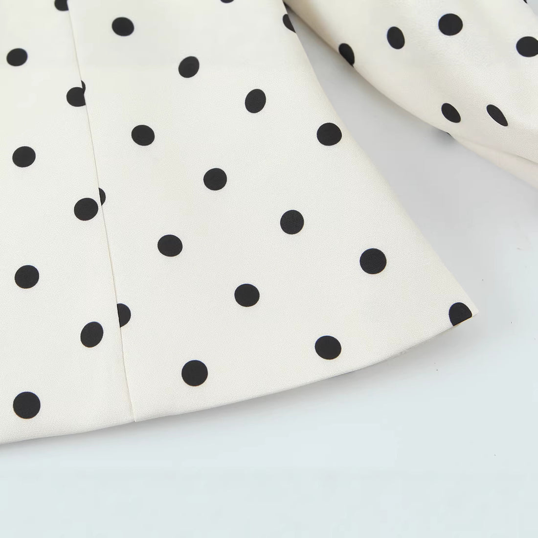 Damen Taillierte Polka‑Dot Blusenjacke mit Volumenärmeln und goldenen Schmuckknöpfen Echoarchiv
