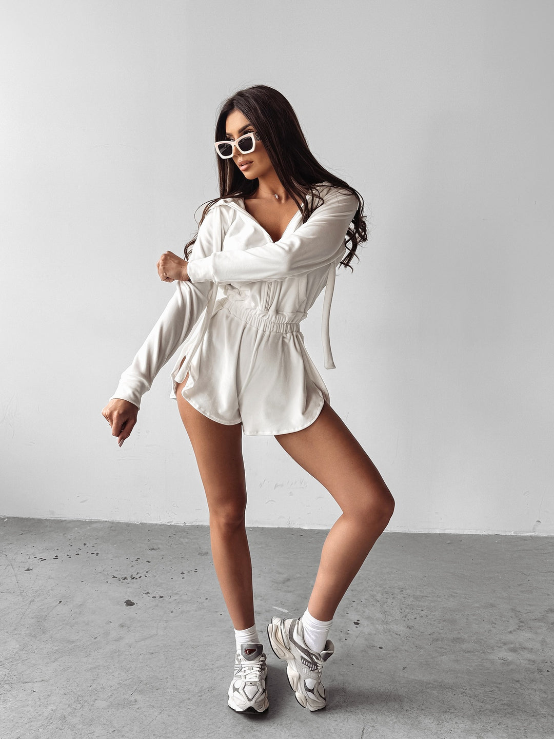 Damen kurzes Zweiteiler Lounge-Set mit glänzendem Satin-Finish, Kapuzen-Halbzip und hohem gerafftem Taillenbund – Élanora