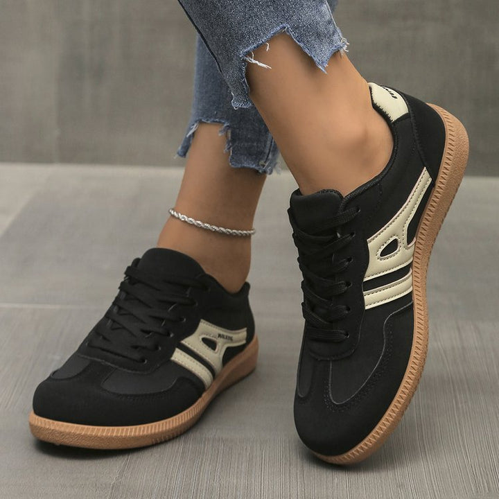 Damen Casual-Sneaker im Retro-Look aus Wildlederimitat mit kontrastierenden Zierstreifen und dämpfender Gummisohle – Névara