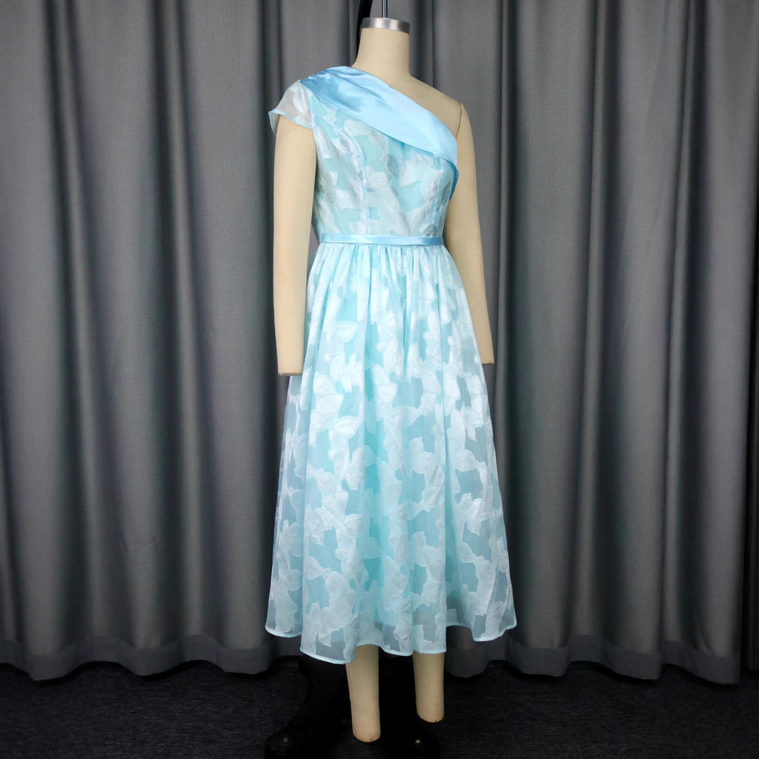 Damen Cocktailkleid mit asymmetrischem Design und floralen Akzenten Echo Archiv