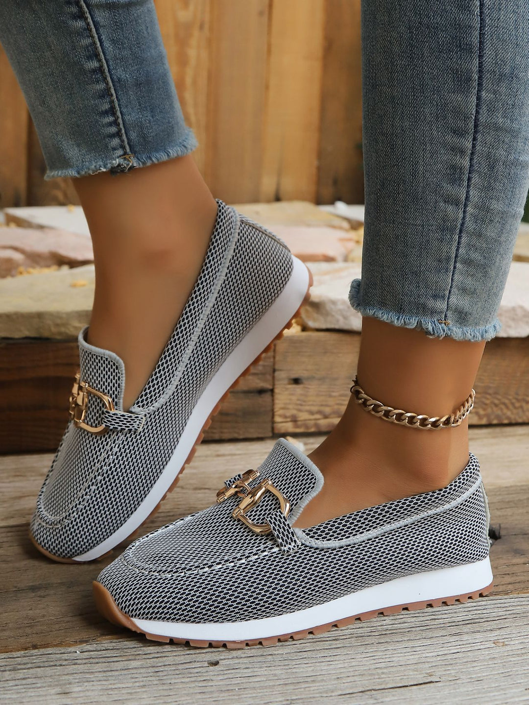 Damen Atmungsaktive Mesh-Slipper-Loafer mit goldfarbener Schnallendekor und leichter Gummisohle Echoarchiv