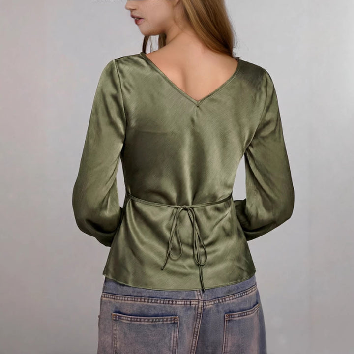 Damen Satinierte Bluse mit V‑Ausschnitt, geraffter Büstenteil und ausgestellten 3/4‑Ärmeln – Avérine