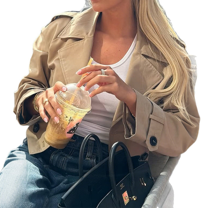 Damen nan kurzer Satin-Trench mit doppelreihiger Knopfleiste, aufgesetzten Pattentaschen und geknöpften Ärmelmanschetten Echo Archiv