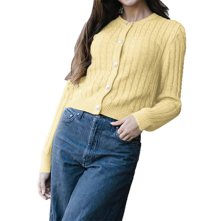 Damen cropped Zopfstrick-Strickjacke mit dekorativen Medaillonknöpfen und Rundhalsausschnitt – Veloura