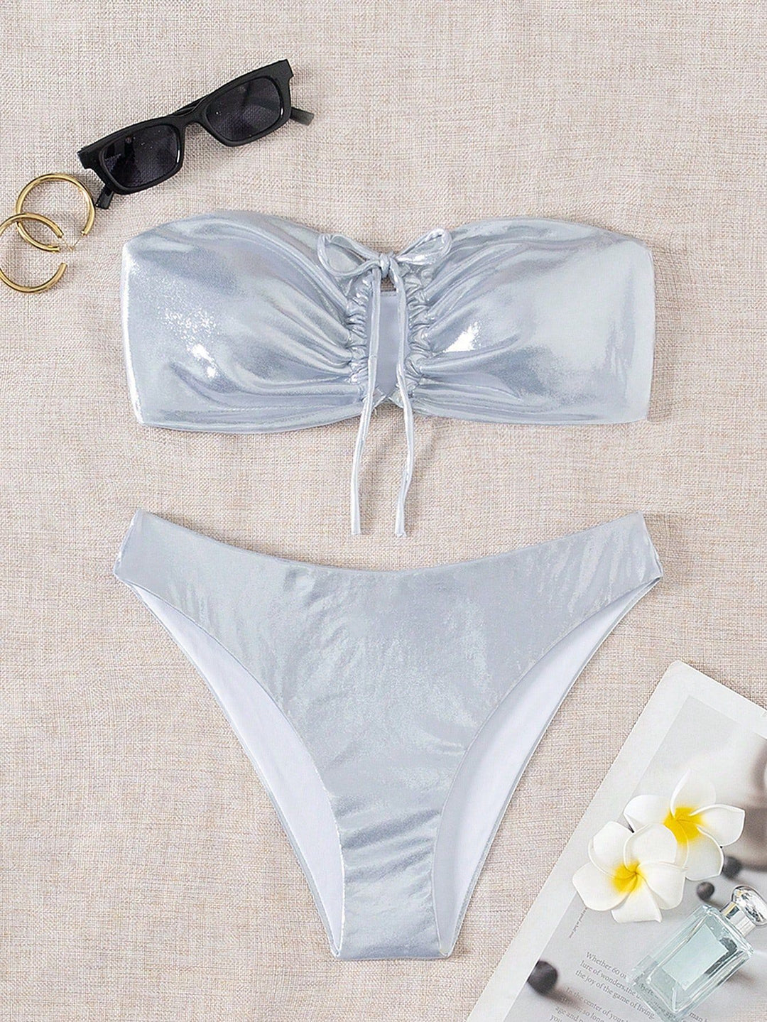 Damen Bandeau-Bikini mit glänzendem Oberteil und hohem Beinausschnitt Echo Archiv