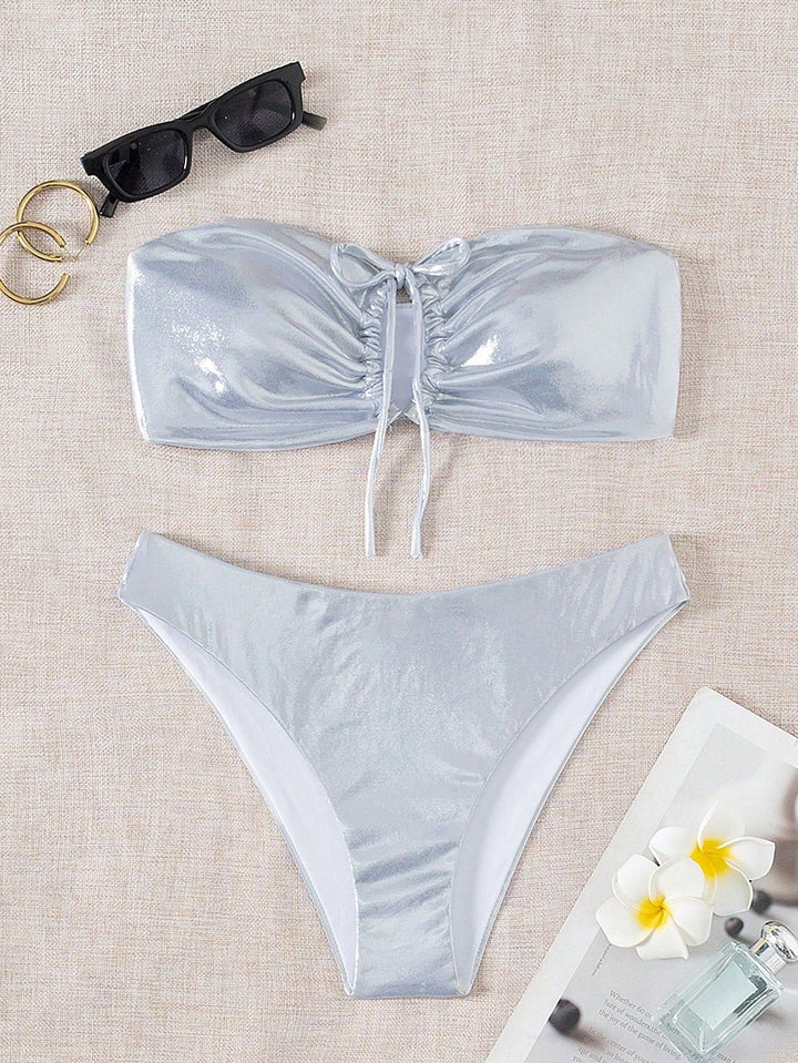 Damen Bandeau-Bikini mit glänzendem Oberteil und hohem Beinausschnitt Echo Archiv