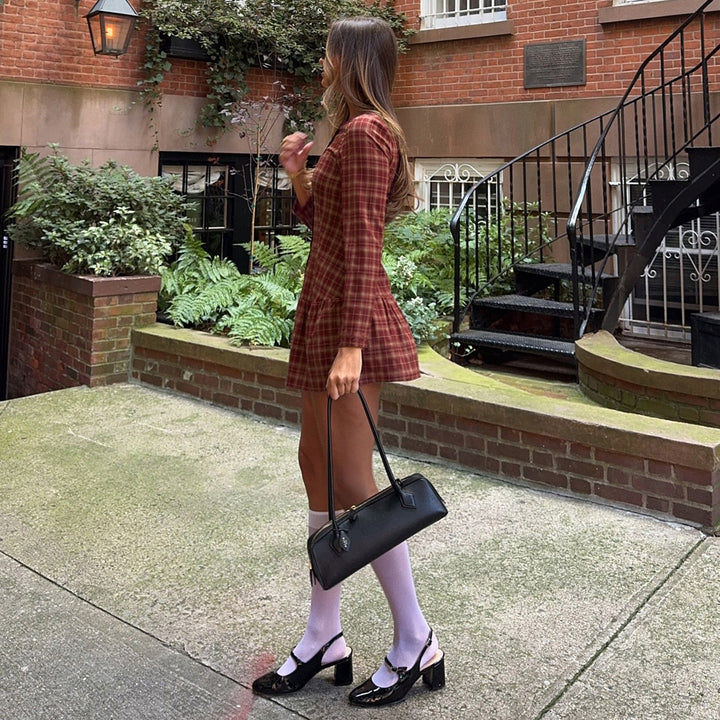 Damen Karierter Hemdblusen-Minikleid mit taillierter Silhouette, durchgehender Knopfleiste und Volantrock – Élara
