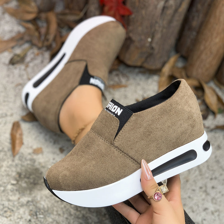 Damen Slip-On Wedge-Sneaker mit verstecktem Keil, Microvelours-Obermaterial und seitlicher Luftkammer Echo Archiv