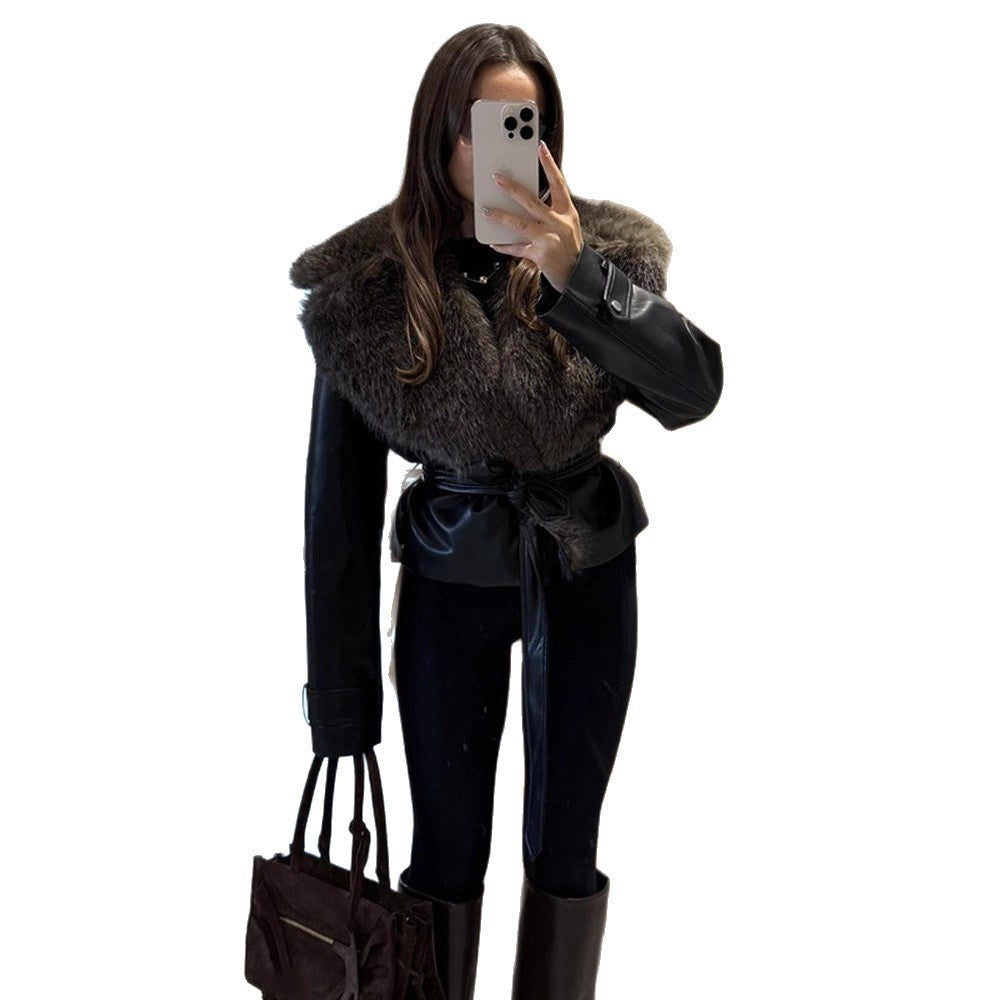 Damen Kurzjacke im Biker-Blouson-Stil aus Lederimitat mit voluminösem Kunstfell-Schalkragen und Taillengürtel Echoarchiv