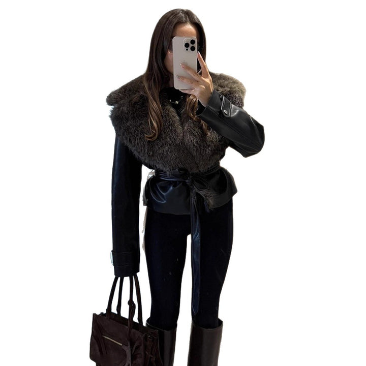 Damen Kurzjacke im Biker-Blouson-Stil aus Lederimitat mit voluminösem Kunstfell-Schalkragen und Taillengürtel Echoarchiv