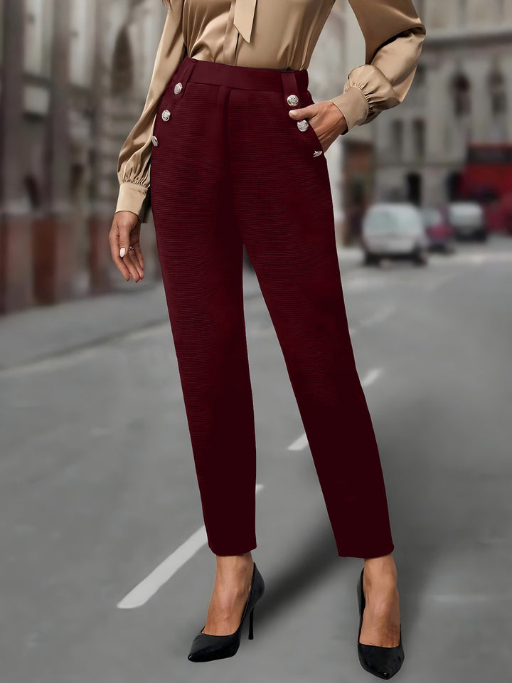 Damen Hochtaillierte Bundfaltenhose mit Zierknöpfen und schmalem Knöchelschnitt – Avérine