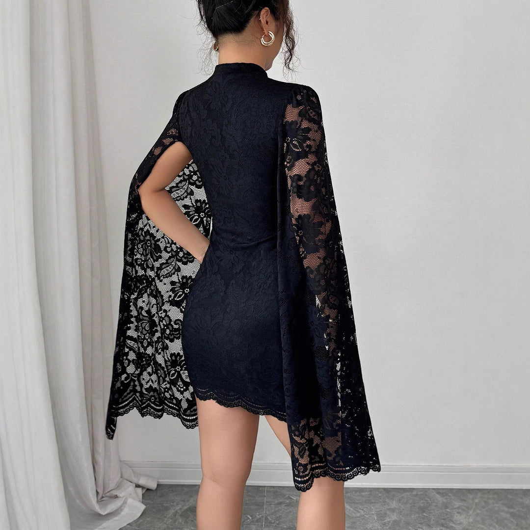 Damen nan tailliertes Spitzen-Minikleid mit hohem Stehkragen und dramatischen Cape-Ärmeln Echo Archiv