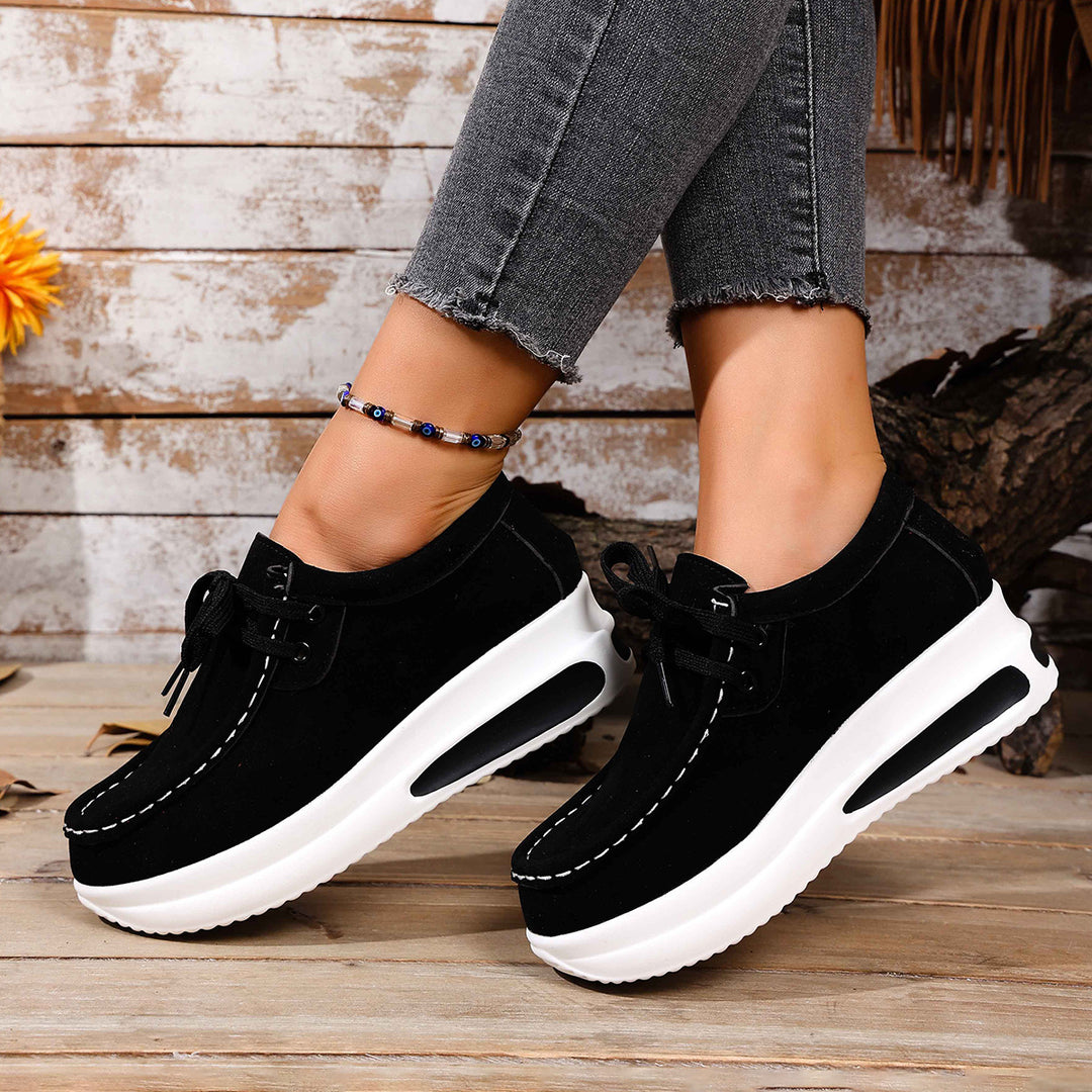 Damen Bequeme Keil‑Plateau‑Sneaker mit Wildlederoptik und gepolstertem Komfortfußbett – Névara