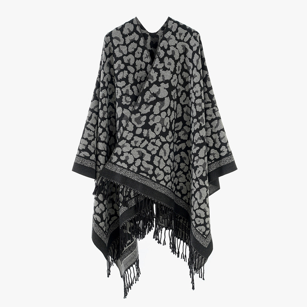 Damen Oversize‑Cape mit Jacquard‑Leomuster, offenem Fall und Fransen Echo Archiv