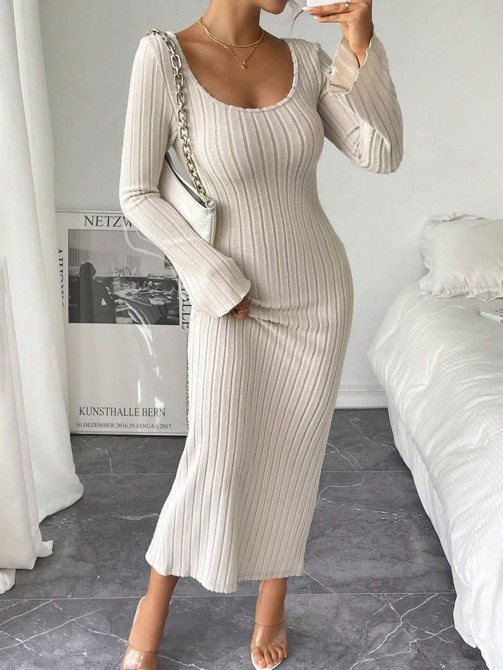 Damen geripptes Midaxi-Kleid mit U-Ausschnitt, figurbetonter Stretch-Silhouette und ausgestellten Ärmeln – Élara