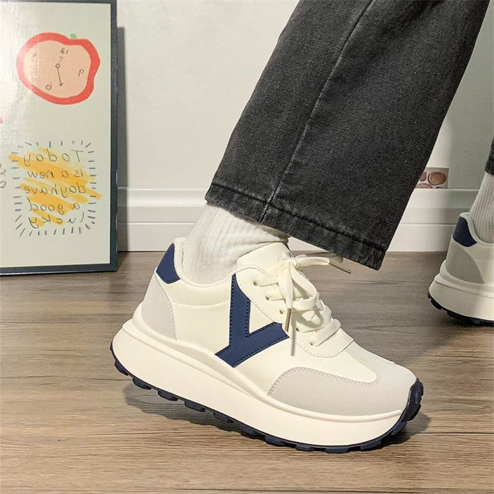Damen Plateau-Sneaker mit kontrastierendem V-Design, dicker Profilsohle und gepolstertem Komfortkragen – Névara