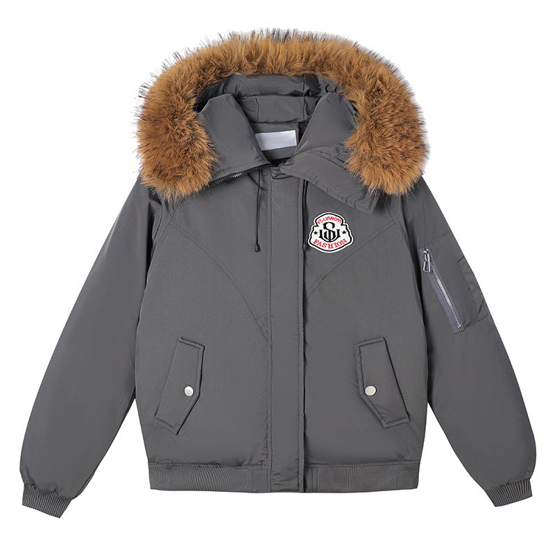 Damen Kurzparkajacke im Bomberstil mit abnehmbarer Fellkapuze und Logo‑Patch Echo Archiv