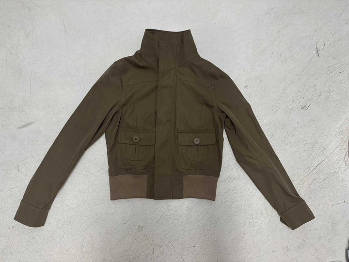 Damen nan kurze Utility-Blousonjacke mit hohem Stehkragen, Pattentaschen und elastischem Bund Echo Archiv
