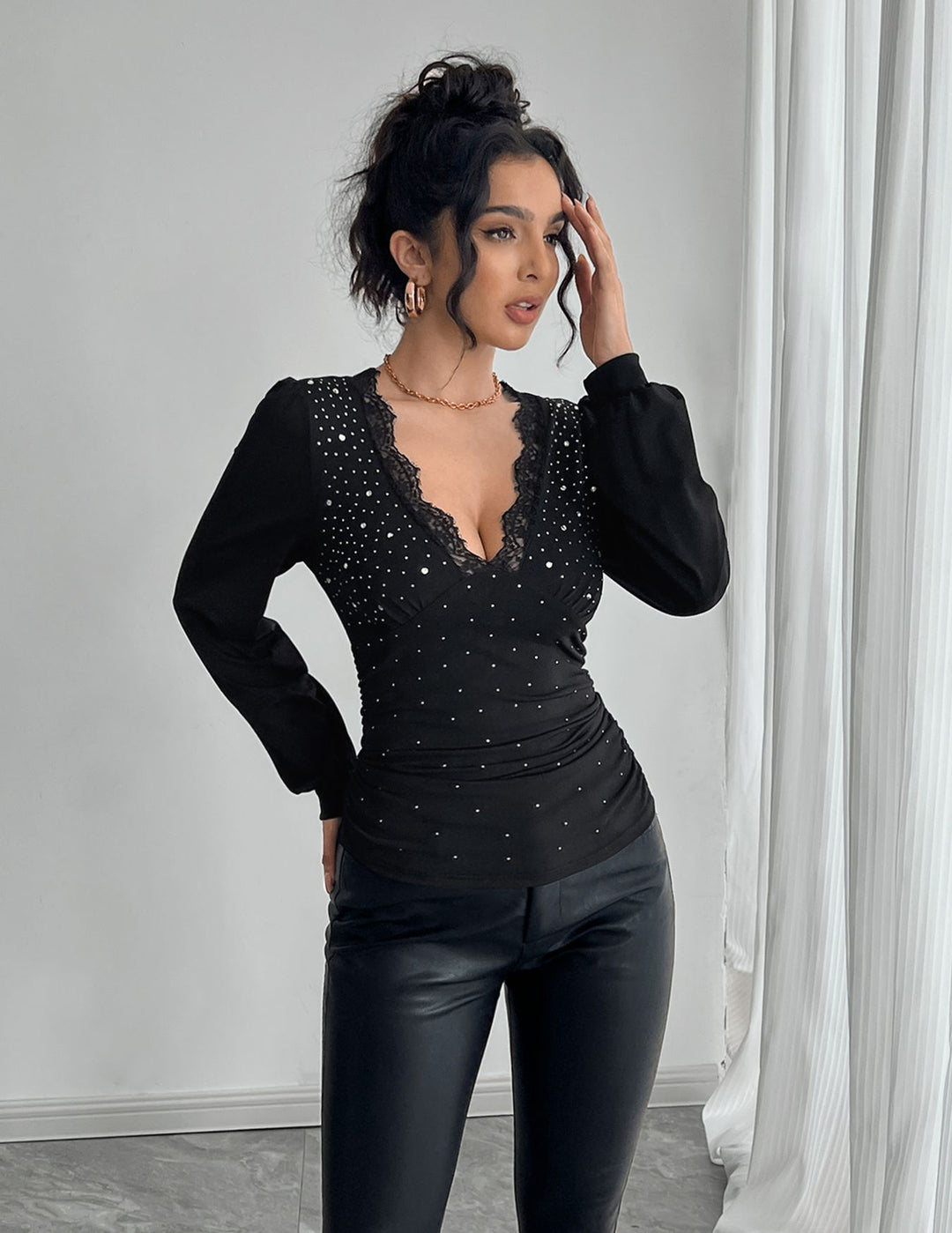 Damen nan tailliertes Langarm-Shirt mit tiefem Spitzen-Dekolleté, Raffung und Kristallbesatz Echo Archiv