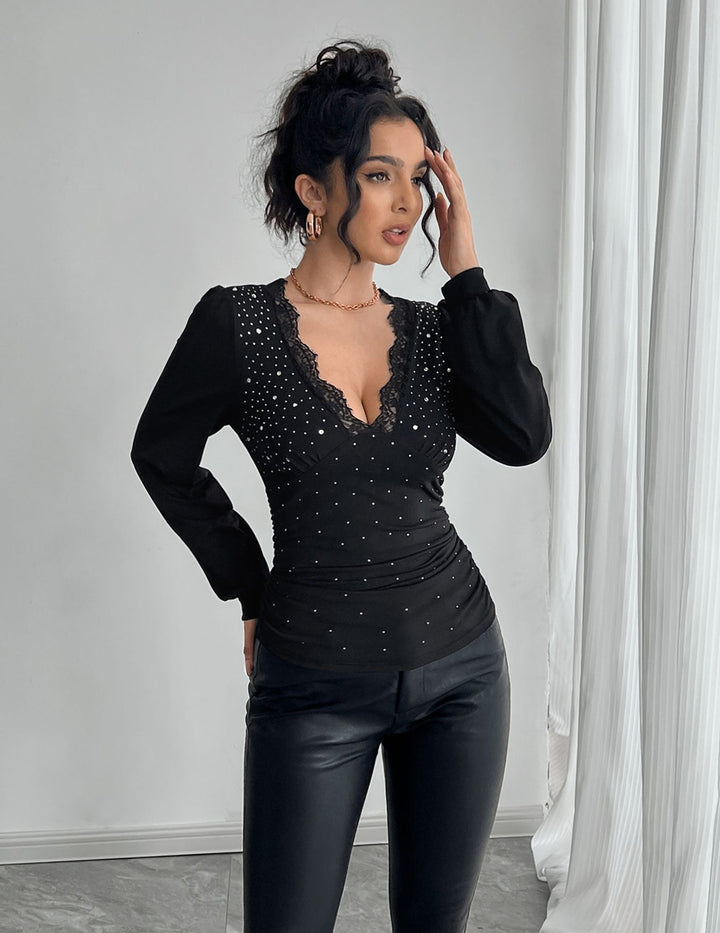 Damen nan tailliertes Langarm-Shirt mit tiefem Spitzen-Dekolleté, Raffung und Kristallbesatz Echo Archiv