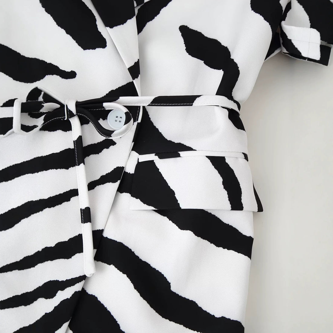 Damen Taillierter Blazer mit Bindegürtel und Cut-Out-Schultern Echoarchiv