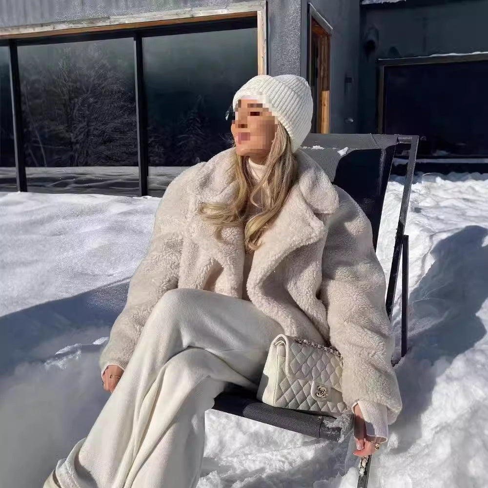 Damen Kurz geschnittene Teddyjacke im Lammfell‑Look mit Oversize‑Reverskragen Echo Archiv