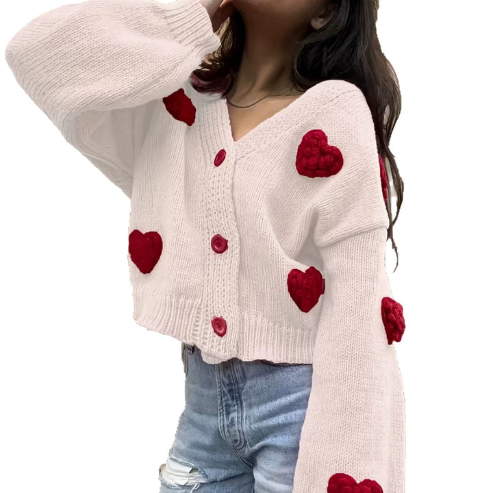 Damen Kurzgeschnittener V-Ausschnitt-Cardigan mit geprägten Herz-Applikationen und Schmuckknöpfen – Veloura