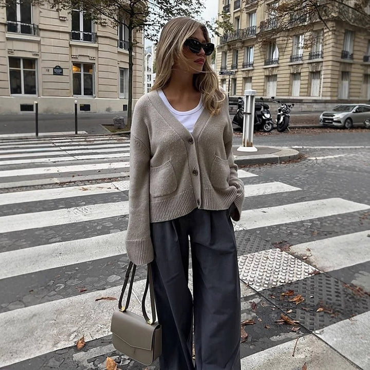 Damen Boxy Strickjacke mit V-Ausschnitt, aufgesetzten Taschen und Hornknöpfen Echoarchiv