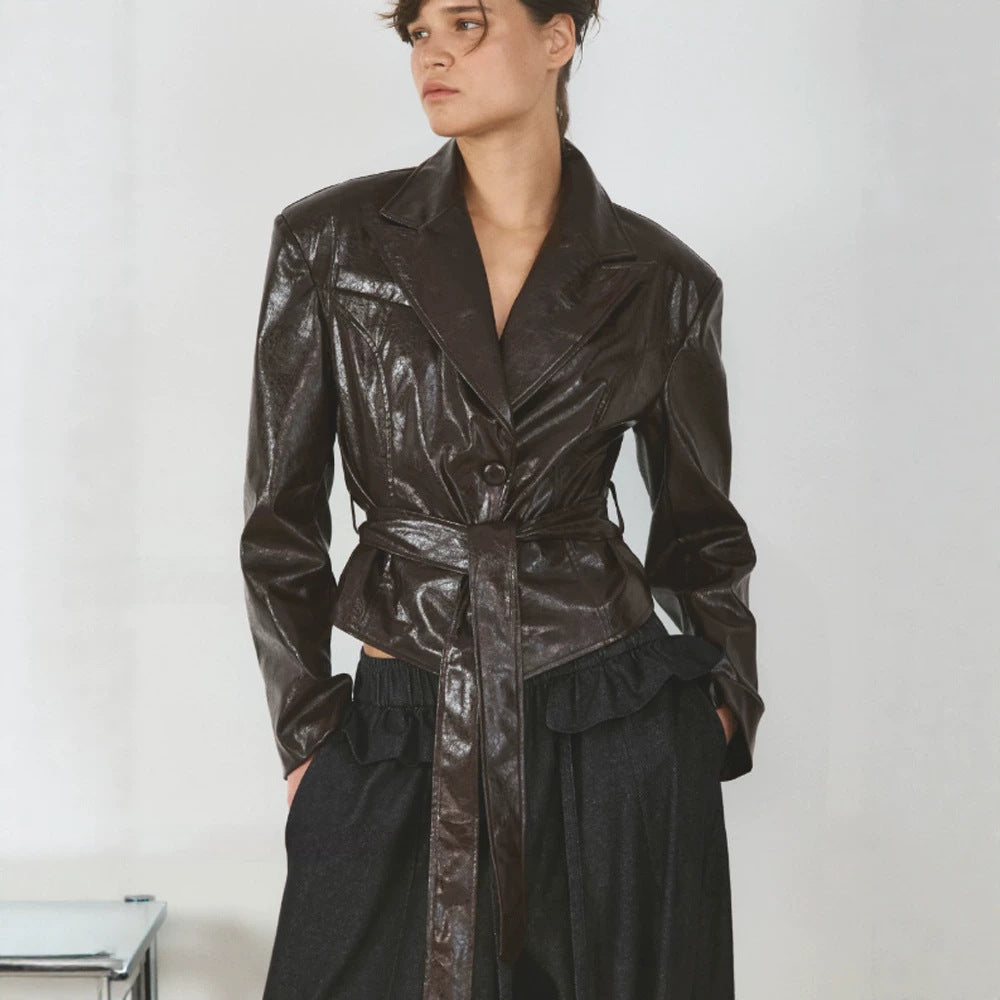 Damen Kurzblazer im Lackleder-Look mit Taillengürtel und fallendem Revers Echoarchiv
