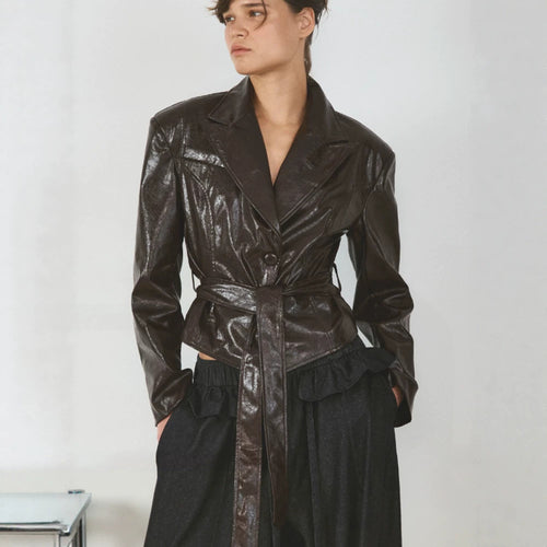Damen Kurzblazer im Lackleder-Look mit Taillengürtel und fallendem Revers Echoarchiv