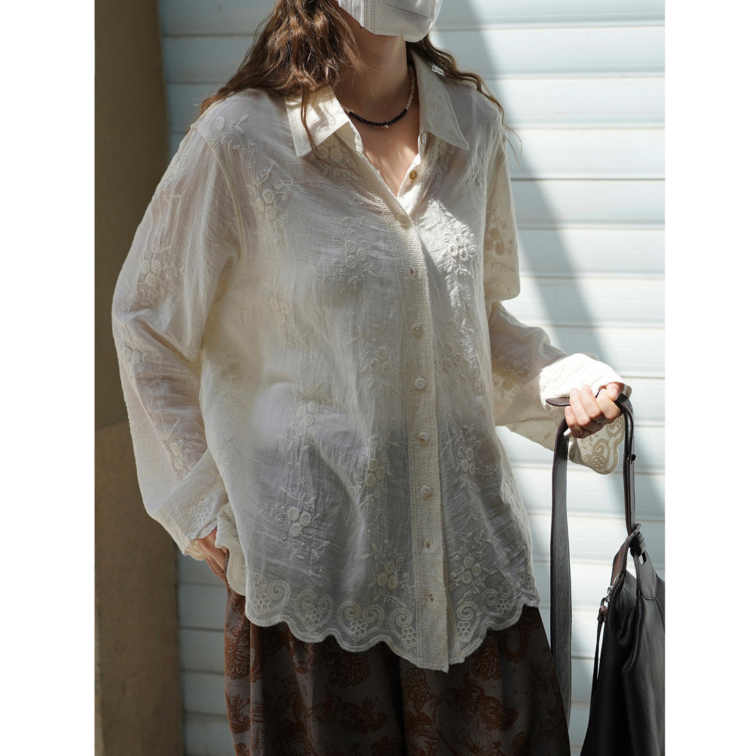 Damen Fein bestickte transparente Bluse mit Hemdkragen und welligem Saum Echoarchiv