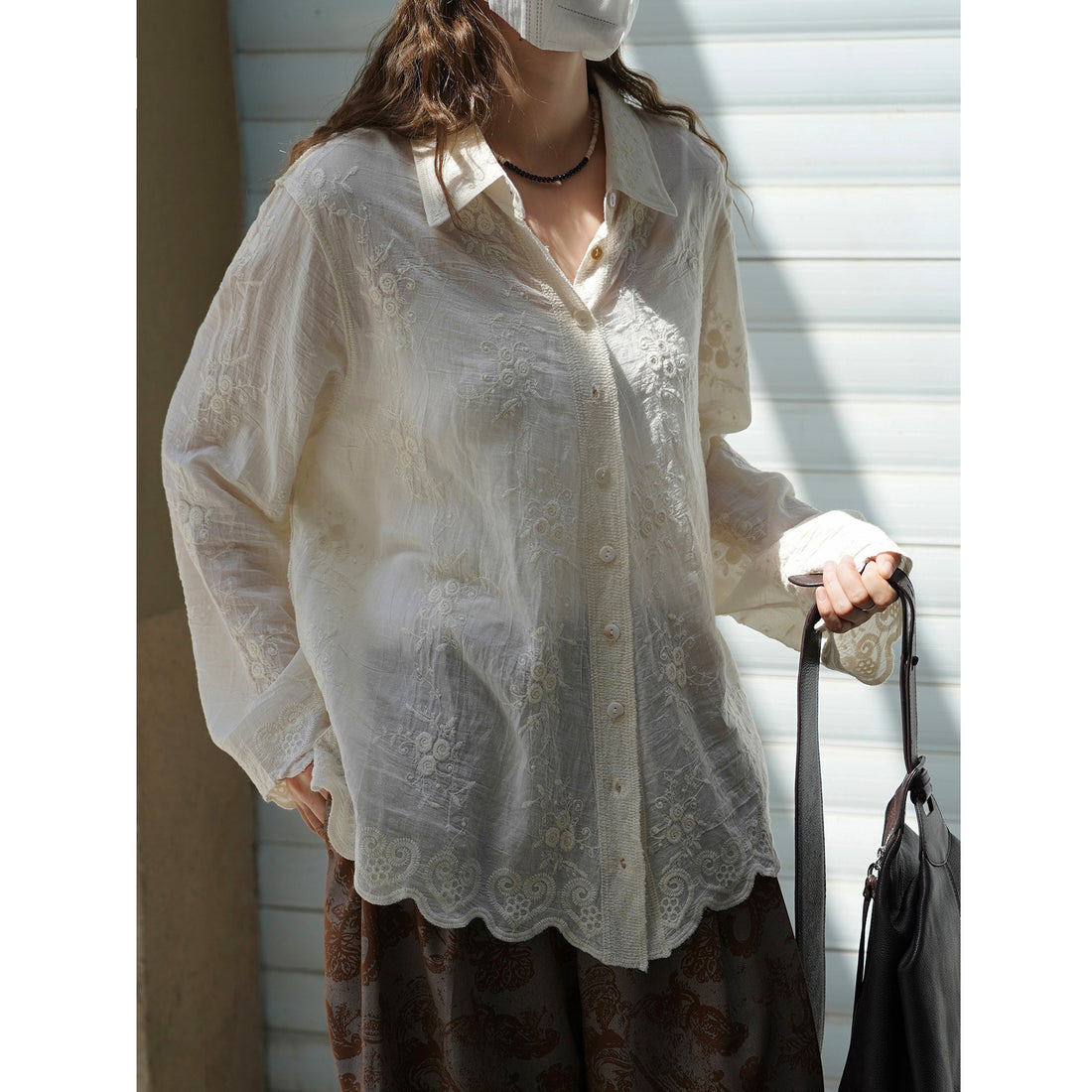 Damen Fein bestickte transparente Bluse mit Hemdkragen und welligem Saum Echoarchiv