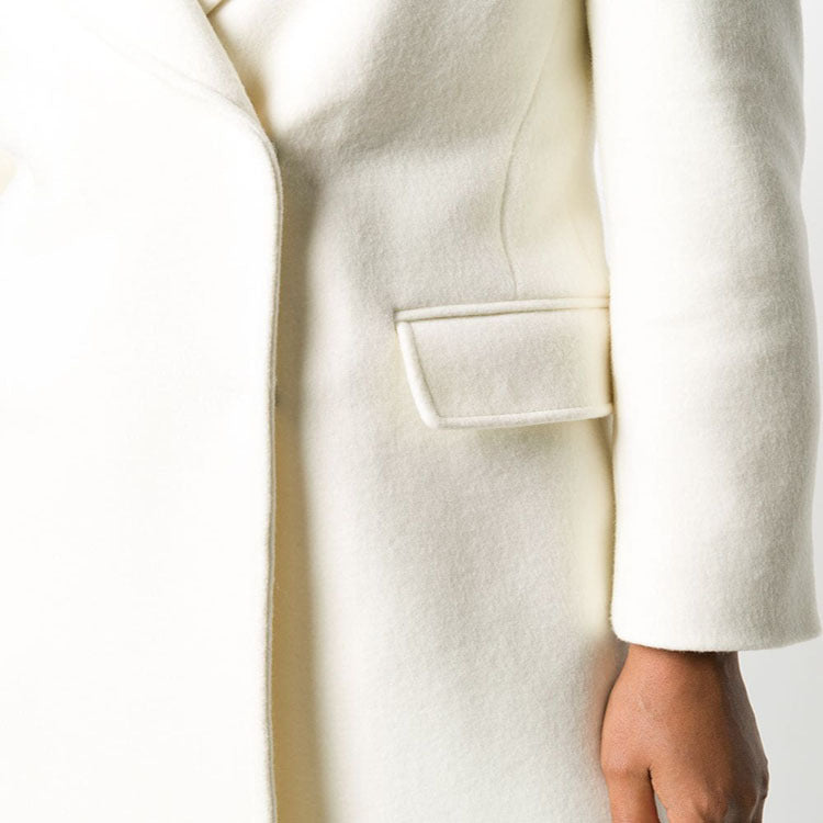 Damen Clean-Cut Longmantel mit überschnittenem Revers und klarer Tailoring‑Silhouette Echoarchiv