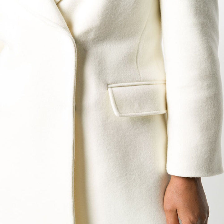 Damen Clean-Cut Longmantel mit überschnittenem Revers und klarer Tailoring‑Silhouette Echoarchiv
