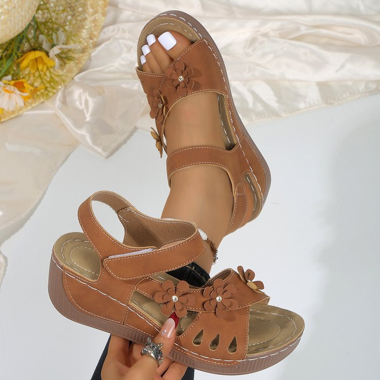 Damen Bequeme Sandalen mit Klettverschluss, gepolstertem Fußbett und Blütenapplikation – Sorelia